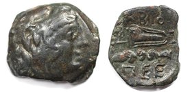 Griechische Münzen, BOSPORUS. Tetrahalk 240-220 v. Chr, Herkules // Waffen ПЕЕ. Bronze. Sehr schön