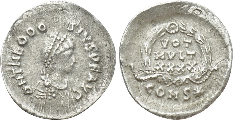 THEODOSIUS I (379-395). Siliqua. Constantinople. 

Obv: DN THEODOSIVS PF AVG. ...