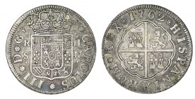 2 REALES. Sevilla 1762-JV. Ensayadores en posición horizontal. XC-1437. 5,54 g. RARA. MBC