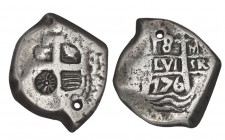 8 REALES. Imitación indígena de una pieza de Potosí. 1716-M. (176) Dos resellos también falsos, uno de ellos un sol imitación de los de américa centra...