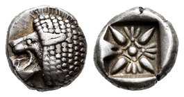 Ionia. Miletos. Óbolo. 525-475 a.C. (SNG Kayhan-476-82). Anv.: Cabeza de león a izquierda. Rev.: Flor de cuatro pétalos en cuadrado incuso. Ag. 1,14 g...
