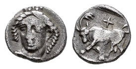 Ionia. Phygela. Hemióbolo. 400-380 a.C. (Sng Cop-no cita). (Sng Kayhan-542). Anv.: Cabeza de Artemisa de frente. Rev.: Toro a izquierda, encima palma ...