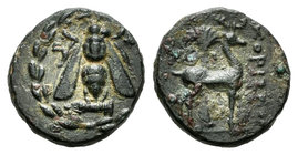 Ionia. Epheso. AE11. 202-150 a.C. (Bmc-110). Anv.: Abeja dentro de corona, debajo flecha. Rev.: Ciervo a derecha parado, detrás palmera y delante leye...