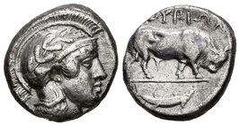 Lucania. Thurium. Estátera. 440-400 a.C. (Sng Ans-901). Anv.: Cabeza de Atenea, con casco ático, a derecha. Rev.: Toro embistiendo a derecha, debajo d...
