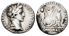Augustus. Denario. 7-6 a.C. Lugdunum. (Ffc-22). (Ric-207). (Cal-852). Rev.: Cayo y Lucio con sendos escudos, encima símpulo y lítuo. Ag. 3,72 g. Golpe...