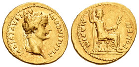 Tiberius. Áureo. 14-37 d.C. Lugdunum. (Ric-27). (Cal-305a). (Ch-15). Anv.: TI CAESAR DIVI AVG F AVGVSTV(S). Cabeza más pequeña laureada de Tiberio a d...