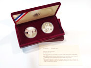 United States. Estuche con 2 piezas de 1 dollar de plata diseñados por Elizabeth Jones con motivo de los Juegos Olímpicos de Los Ángeles 1994 (1993 y ...
