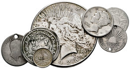 Lote heterogéneo de 7 monedas extranjeras de plata, dos de ellas con agujeros. A EXAMINAR. F/VF. Est...30,00.