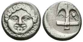 APOLLONIA PONTIKA, Thracia. Dracma. Finales del siglo V-IV a.C. A/ Gorgona. R/ Ancla, a izquierda cangrejo de río y a derecha A. Apollonia 45; SNG BM ...