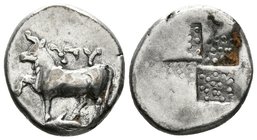 BYZANTION, Thracia. Tetróbolo. 411-386 a.C. A/ Vaca marchando a izquierda sobre delfín. R/ Cuatripartito incuso punteado. Sear 1582; BMC 3.94.15. Ar. ...