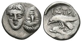 ISTROS, Moesia. Dióbolo. 400-350 a.C. A/ Dos cabezas de jóvenes masculinos enfrentados ¿Dioscuros?, una junto a la otra en posición vertical invertida...