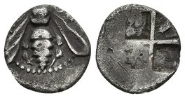 IONIA, Ephesos. Dióbolo. 500-420 a.C. A/ Abeja con alas ligeramente curvas, sobre ella decoración espiral. R/ Cuadripartito incuso. Karwiese Series VI...