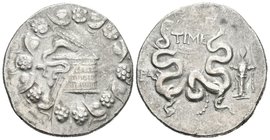 LYDIA, Tralleis. Cistophoro. 133 a.C. A/ Cista mística con una serpiente, rodeada de corona de yedra. R/ Arco con carcaj rodeado por dos serpientes, e...