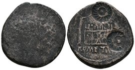 TIBERIO. As. 21 d.C. Acuñado por Augusto en Lugdunum. R/ Altar de Lugdunum, decorado con corona cívica entre laureles, flanqueada por dos figuras, a l...