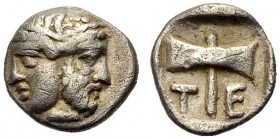 GRIECHISCHE MÜNZEN 
 TROAS 
 TENEDOS 
 Obol, 450-387 v. Chr. Männlich-weiblicher Doppelkopf. Rv. T-E Doppelaxt, das Ganze in einem vertieften Quadr...