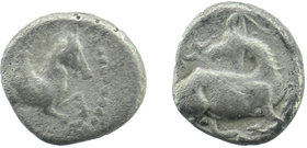 CILICIA, Kelenderis. Circa 425-400 BC. AR Obol
Horse prancing right / Goat kneeling left, head reverted.
SNG France 116; SNG von Aulock 5643
0,77 gr. ...