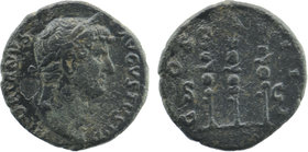 Hadrianus (117-138 AD). AE Quadrans
laureate head right, drapery on left shoulder.
Rev: three standards. S C
RIC II, 977.
2,97 gr. 17 mm