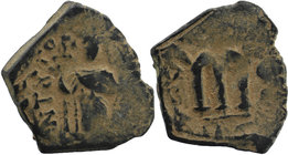 Byzantine, Early Caliphate. 636-660. Imitation of a Follis
Standing Figures/Large M
4,35 gr. 23 mm