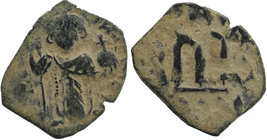 ARAB-BYZANTINE. Standing Emperor, ca. 650s-670s, AE fals
no text on obvers and revers. 
3,81 gr. 22 mm
