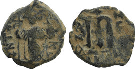 ARAB-BYZANTINE. Standing Emperor, ca. 650s-670s, AE fals
3,63 gr. 19 mm