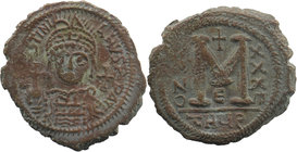 Justinianus I (527-565), Follis, Antioch/Theopolis
Helmeted, pearl-diademed and cuirassed bust facing, holding globus cruciger and shield with horsema...