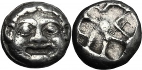 Greek Asia. Mysia, Parion. AR Drachm, 500-475 BC. D/ Gorgoneion. R/ Incuse pattern in rough cruciform design. SNG Cop. 256. AR. g. 3.68 mm. 12.00 Part...
