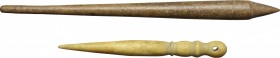 Lot of 2 bone utensils: writing stylus and needle.
 Roman period, 1st-3rd century AD.
 9.7 cm, 5.8 cm.