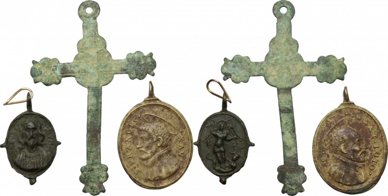 Lot of 3 religious items.
 Italy, 18th century.
 6.9 cm, 3.8 cm, 3.2 cm.