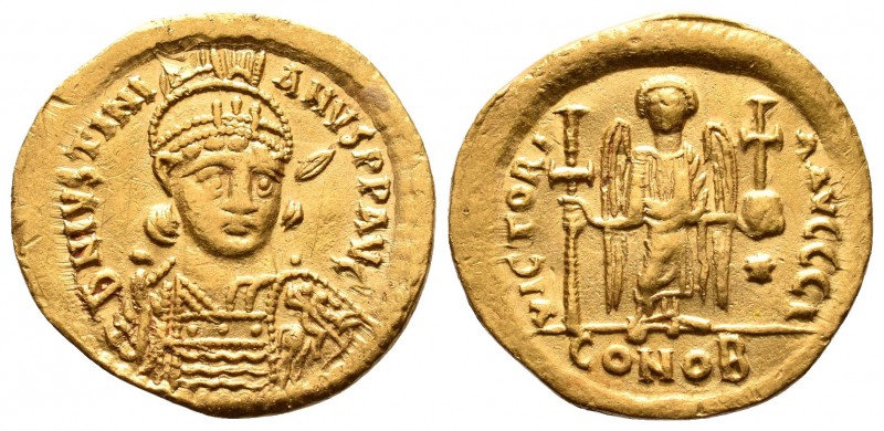 Justin II. 565-578. AV Solidus. Constantinople, Helmeted and cuirassed bust faci...