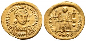 Justin II. 565-578. AV Solidus. Constantinople, Helmeted and cuirassed bust facing, wearing slight beard, holding globe surmounted by crowning Victory...