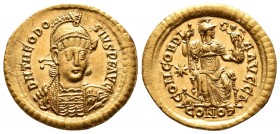 Theodosius II (402-450 AD). AV Solidus. Constantinopolis (Istanbul), 408-420.
Obv. D N THEODOSIVS P F AVG, diademed, helmeted and cuirassed bust facin...