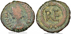 OSTROGOTHS. Theoderic (AD 493-526). AE decanummium (17mm, 2.89 gm, 7h). NGC VG 4/5 - 3/5. Ravenna. FELIX R-AVΕΝΝA, turreted and draped bust of Ravenna...