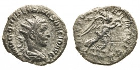ostiliano (251 d.c.)
Antoniniano con il titolo di Cesare - Zecca: Roma - Diritto: busto radiato e drappeggiato di Ostiliano a destra - Rovescio: la V...