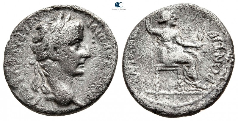Tiberius AD 14-37. "Tribute Penny" type. Lugdunum
Denarius AR

18 mm., 3,40 g...