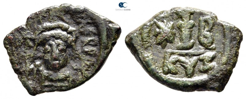 Maurice Tiberius AD 582-602. Cyzicus
Decanummium Æ

18 mm., 1,98 g.



ve...