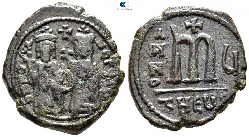 Phocas, with Leontia AD 602-610. Theoupolis (Antioch)
Follis Æ

30 mm., 11,32...