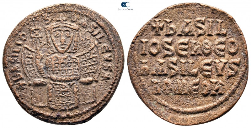 Basil I the Macedonian AD 867-886. Constantinople
Follis Æ

27 mm., 7,42 g.
...