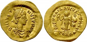 JUSTIN I (518 - 527). GOLD Tremissis. Constantinople.