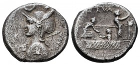 Licinius. Denario. 113-112 a.C. Uncertain mint. (Ffc-802). (Craw-292-1). (Cal-888). Anv.: Cabeza de Roma a izquierda con escudo y lanza sobre el hombr...