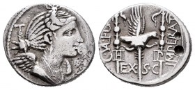 Valerius. Denario. 82 a.C. Galia. (Ffc-1169). (Craw-356/1b). (Cal-1326). Anv.: Busto alado de la Victoria a derecha, detrás letra. Rev.: Águila legion...