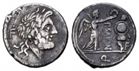 Vettius. Quinario. 99 a.C. Rome. (Craw-331/1). (Seaby-1). Anv.: Cabeza laureada de Júpiter a derecha, detrás F. Rev.: Victoria coronando un trofeo, en...