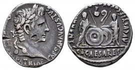 Augustus. Denario. 2 a.C. 4 d.C. Lugdunum. (Ric-207). (Ffc-22). Rev.: CL CAESARES AVGVSTI F COS DESIG PRINC IVVENT. Cayo y Lucio togados, con sendos e...