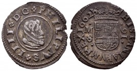 Philip IV (1621-1665). 16 maravedís. 1662. Madrid. S. (Jarabo-Sanahuja-no cita esta variante). 4,16 g. Extraño resello MR sobre la cabeza de Felipe IV...