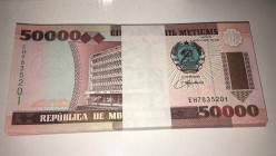 Mozambique, 50.000 Meticais, 1994, UNC, p138, BUNDLE
Total 100 banknotes
Estimate: 50-100 USD