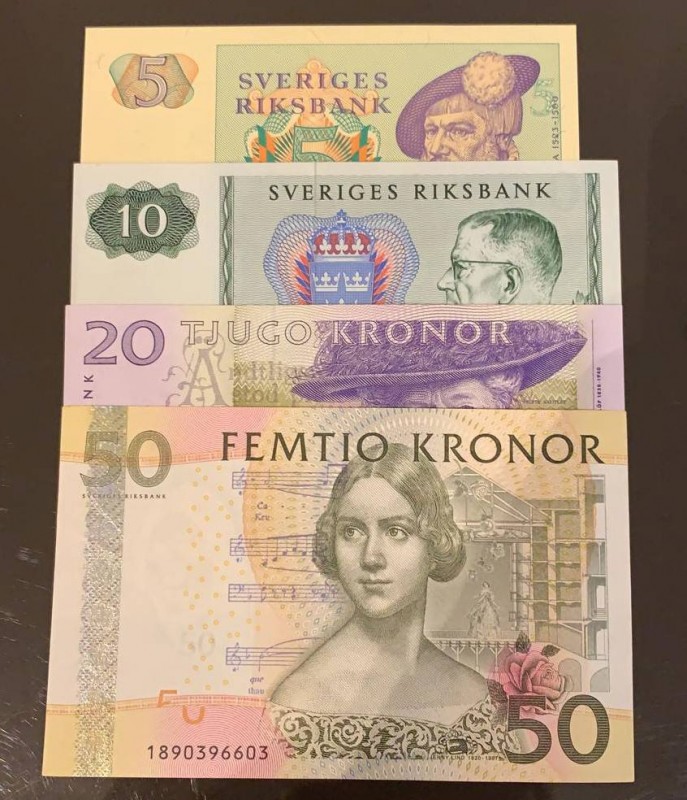 Sweden, Total 4 banknotes
5 Kronor, 1977, UNC, p51d; 10 Kronor, 1971, AUNC, p52...