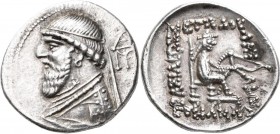 Parther: Mithradates II. 121-91 v. Chr.: Drachme. Büste mit Diadem nach links, dahinter Monogramm (Ekbatana mint?) / König nach rechts thronend, Bogen...