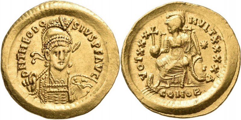 Theodosius II. (402 - 450): Solidus (Gold), Constantinopel. Behelmte Büste, D N ...