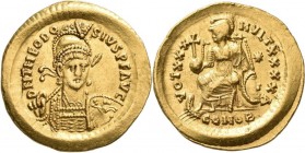Theodosius II. (402 - 450): Solidus (Gold), Constantinopel. Behelmte Büste, D N THEODO SIVS P F AVG / Constantinopolis mit Kreuzglobus nach links thro...