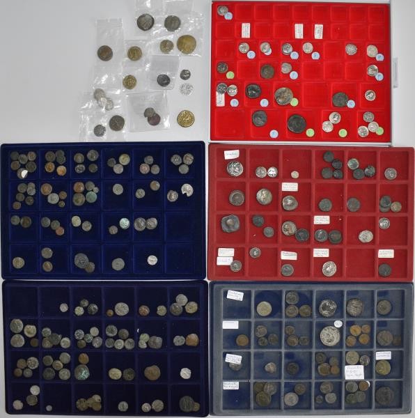 Antike: Hübsches Konvolut von circa 250 Silber- und Bronzemünzen der Antike, Gri...