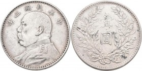 China: 1 Dollar (Yuan) Präsident Yüan Shih-kai, Year 3 (1914), KM# Y 329. 26,8 g. Kratzer, sehr schön.
 [differenzbesteuert]